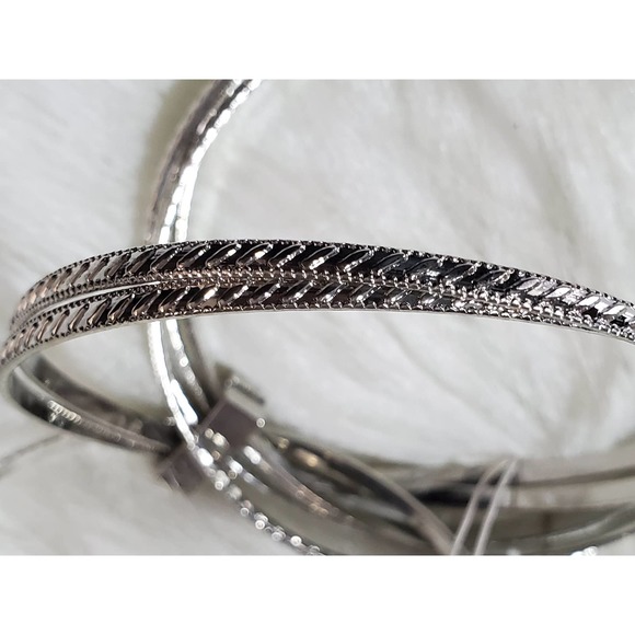 NWT Women's Jewelry Silvertone Rhinestone Detachable Bangle Bracelet - Picture 3 of 6